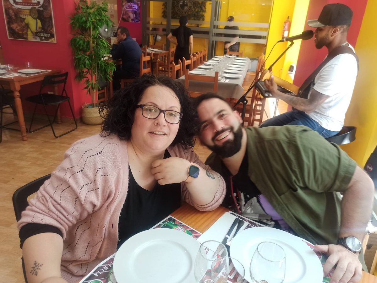 José Luis e Inma en un restaurante, con música en directo detrás